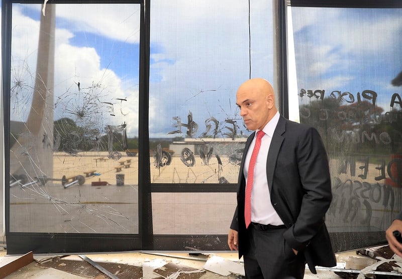 Ministro Alexandre de Moraes avalia estragos após vandalismo no STF. Foto: Rosinei Coutinho/SCO/STF