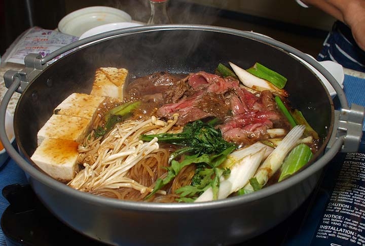 Sukiyaki: irmão do famoso Yakisoba, o Sukiyaki possui um caldo mais espesso. Típico do Japão, pode levar carnes (bovina e/ou suína) fatiadas, verduras, udon (macarrão japonês) e cogumelos (shiitake e shimeji). Reprodução: Flipar