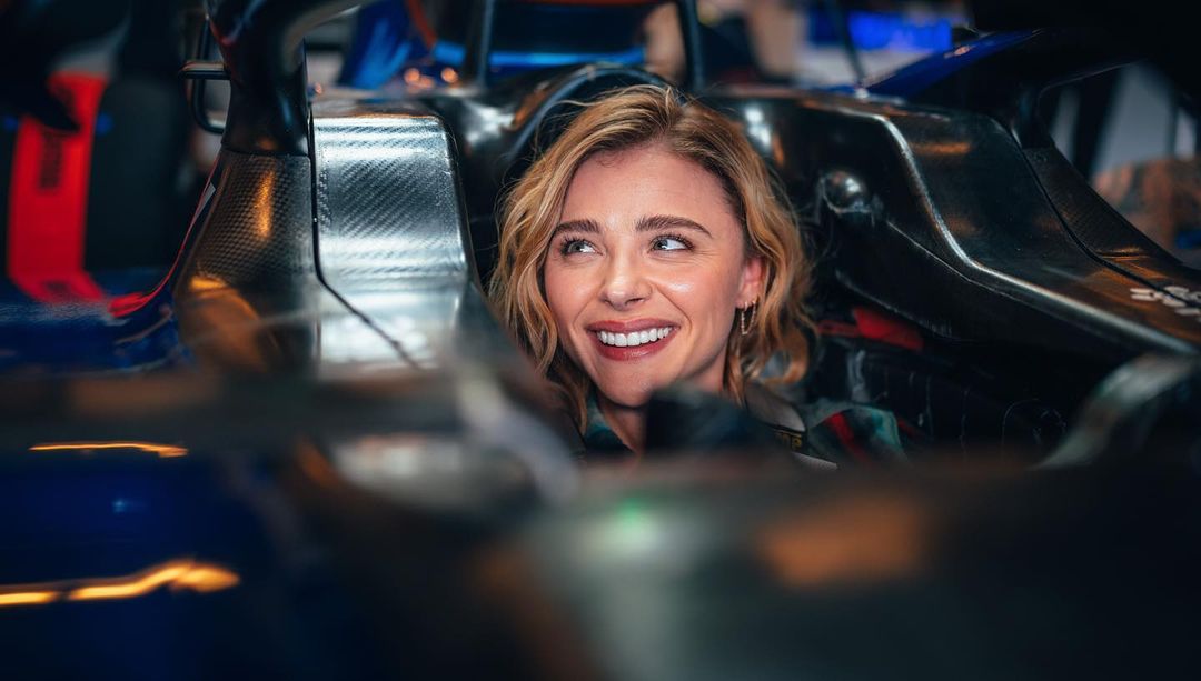 Em vídeo, Chloë Grace Moretz diz que torce pro Cruzeiro: 'time favorito