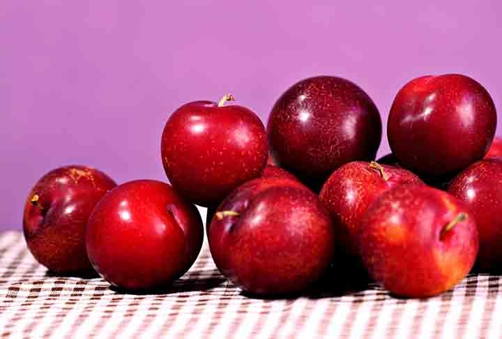 A ameixa, além de saborosa, possui diversas utilidades. Não só na cozinha, mas até para a estética, por exemplo. O fruto, proveniente da ameixeira, é amplamente conhecida por suas qualidades nutricionais e seus benefícios para a saúde.  Reprodução: Flipar