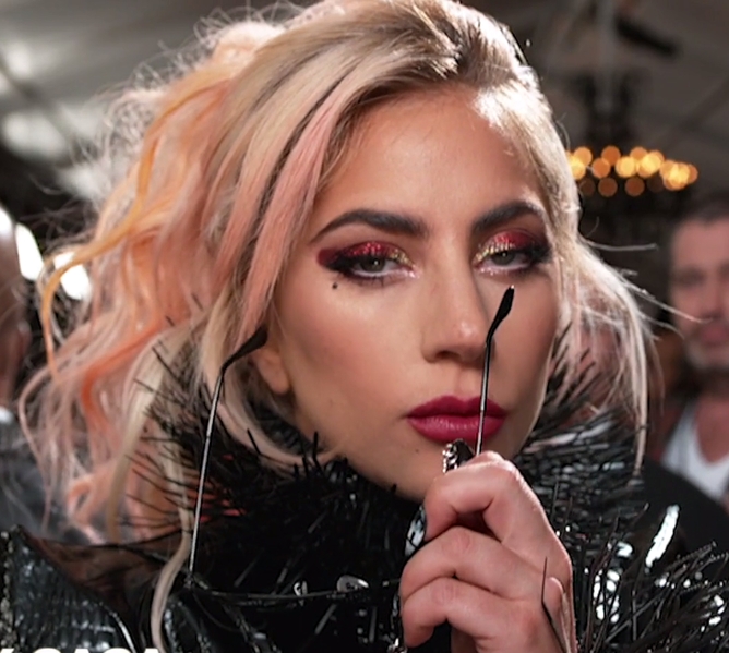 Lady Gaga está de volta ao Brasil e promete emocionar os fãs com um show gratuito neste sábado, 3 de maio, em Copacabana, no Rio de Janeiro. Reprodução: Flipar