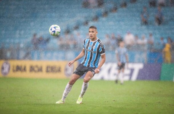 GUSTAVO MARTINS - Entrou aos 37 do segundo tempo no lugar de Fabio e quase fez um gol de cabeça. Muito participativo - NOTA 5,5 - Foto:  Lucas Uebel/Grêmio FBPA