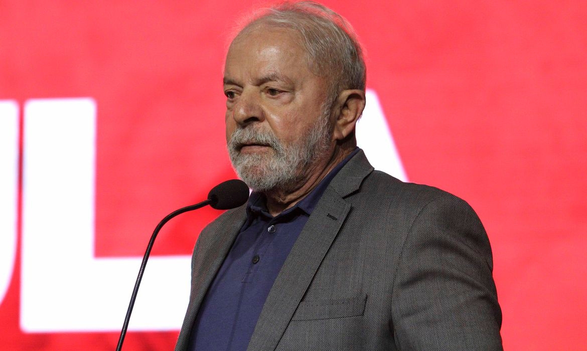 Depois, o Brasil teve um período menos conturbado na política. Com a aprovação da reeleição, Fernando Henrique Cardoso comandou o Brasil de 1995 a 2002, enquanto Lula governou de 2003 a 2010. 