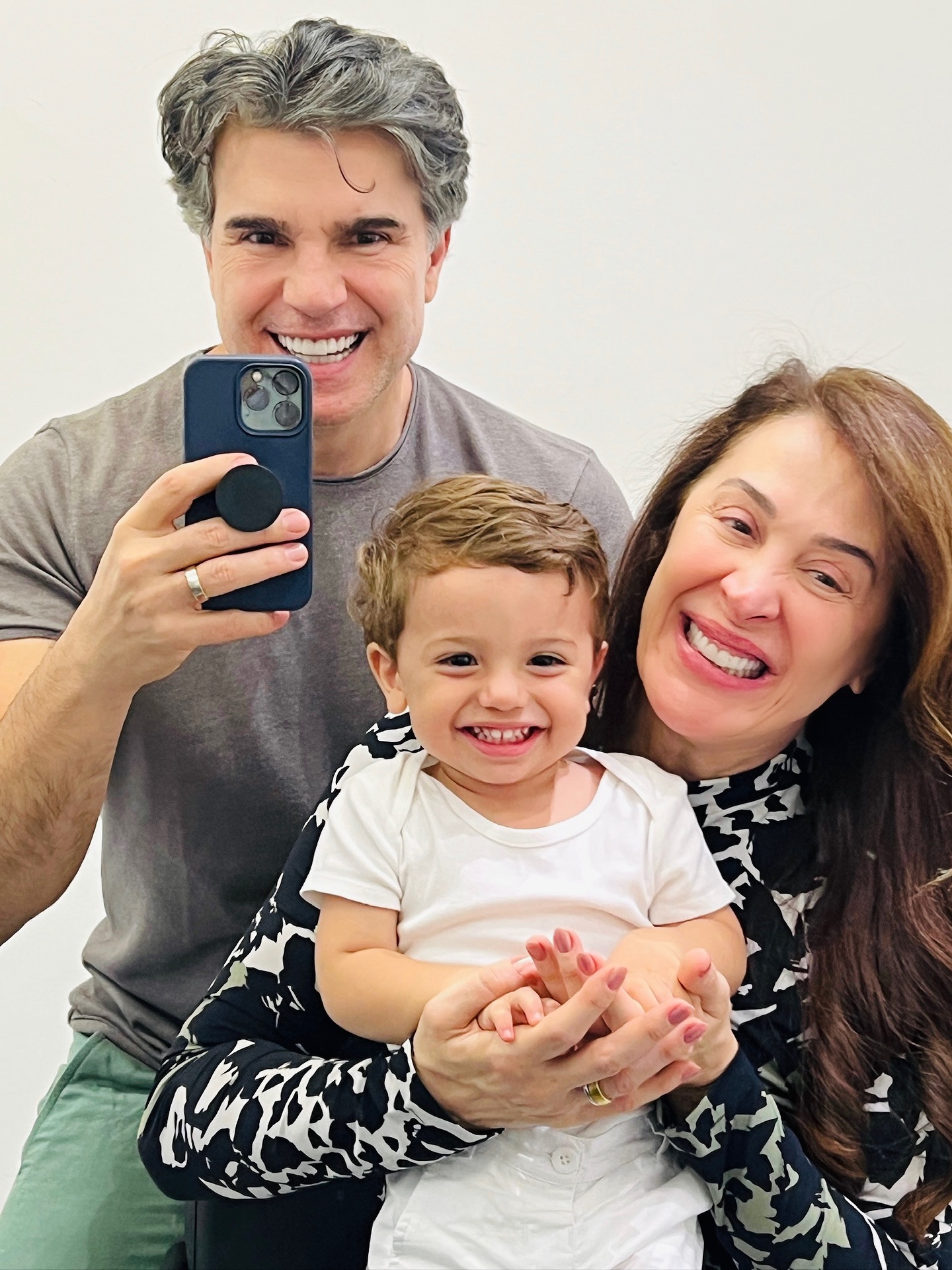 Claudia Raia aproveitou o Domingo de Páscoa com o caçula, Lucca, fruto da relação com Jarbas Homem de Mello.. Foto: Reprodução/@claudiaraia