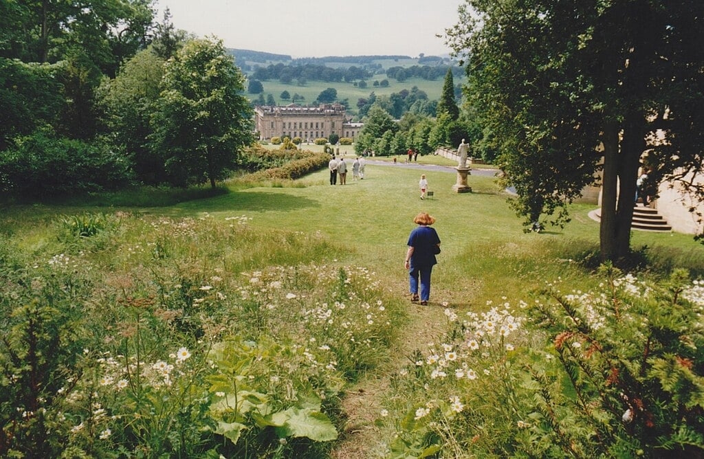 A Inglaterra é um dos locais com grande conjunto de praticantes da jardinagem. O próprio príncipe Charles se encaixa nesse contexto. Assim, o país apresenta alguns palácios com jardins bem cuidados. Neste último caso, o Chatsworth House, é um dos exemplos mais famosos no Reino Unido.  Reprodução: Flipar