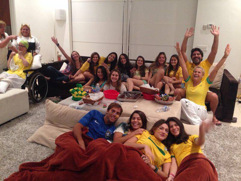 Xuxa reuniu também amigos e familiares em sua casa durante a partida. Foto: Reprodução/Facebook