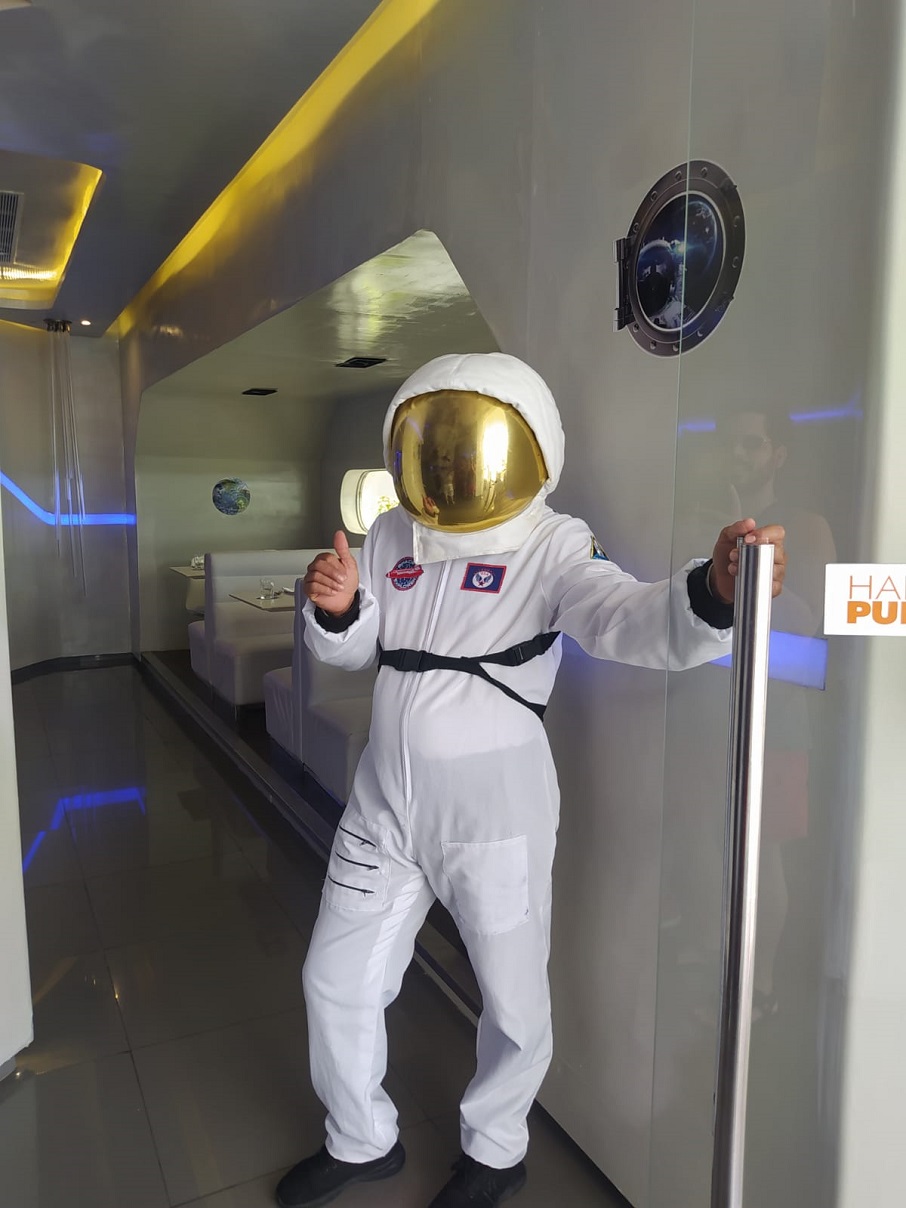 Funcionário fantasiado de astronauta no restaurante Spacewalker.. Foto: Nickelodeon Resort Punta Cana/ Divulgação
