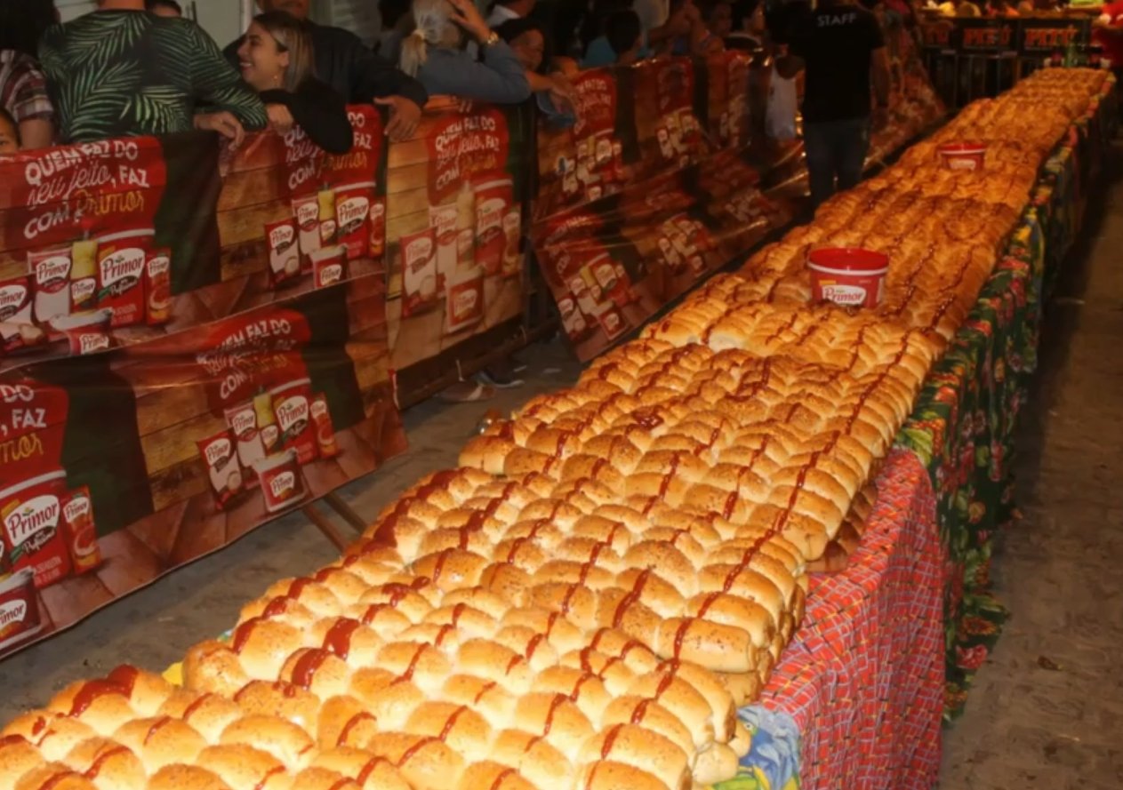 Pão doce gigante - Formado por centenas de pães com cobertura de goiabada.  Reprodução: Flipar
