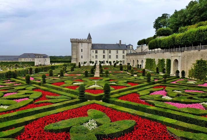 O Château de Villandry, na França, possui três jardins e sua composição artística é um diferencial, graças à união de elementos desconexos, capricho técnico, simetria dos detalhes, além do formato de um labirinto. Inaugurado no século 16, foi inspirado em projetos renascentistas italianos.  Reprodução: Flipar