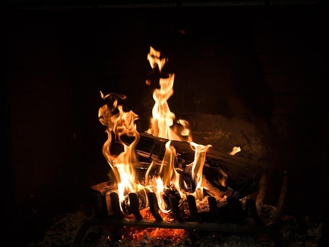 Desde os primórdios da humanidade, o fogo desempenhou um papel fundamental na sobrevivência e evolução das civilizações. Ele não só proporcionou calor e segurança, mas também se tornou um ponto central de convívio e celebração. Reprodução: Flipar