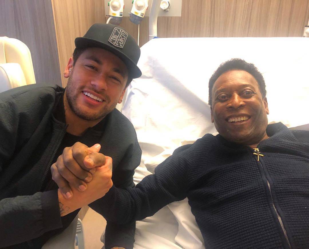Pelé recebe visita de Neymar em hospital de Paris