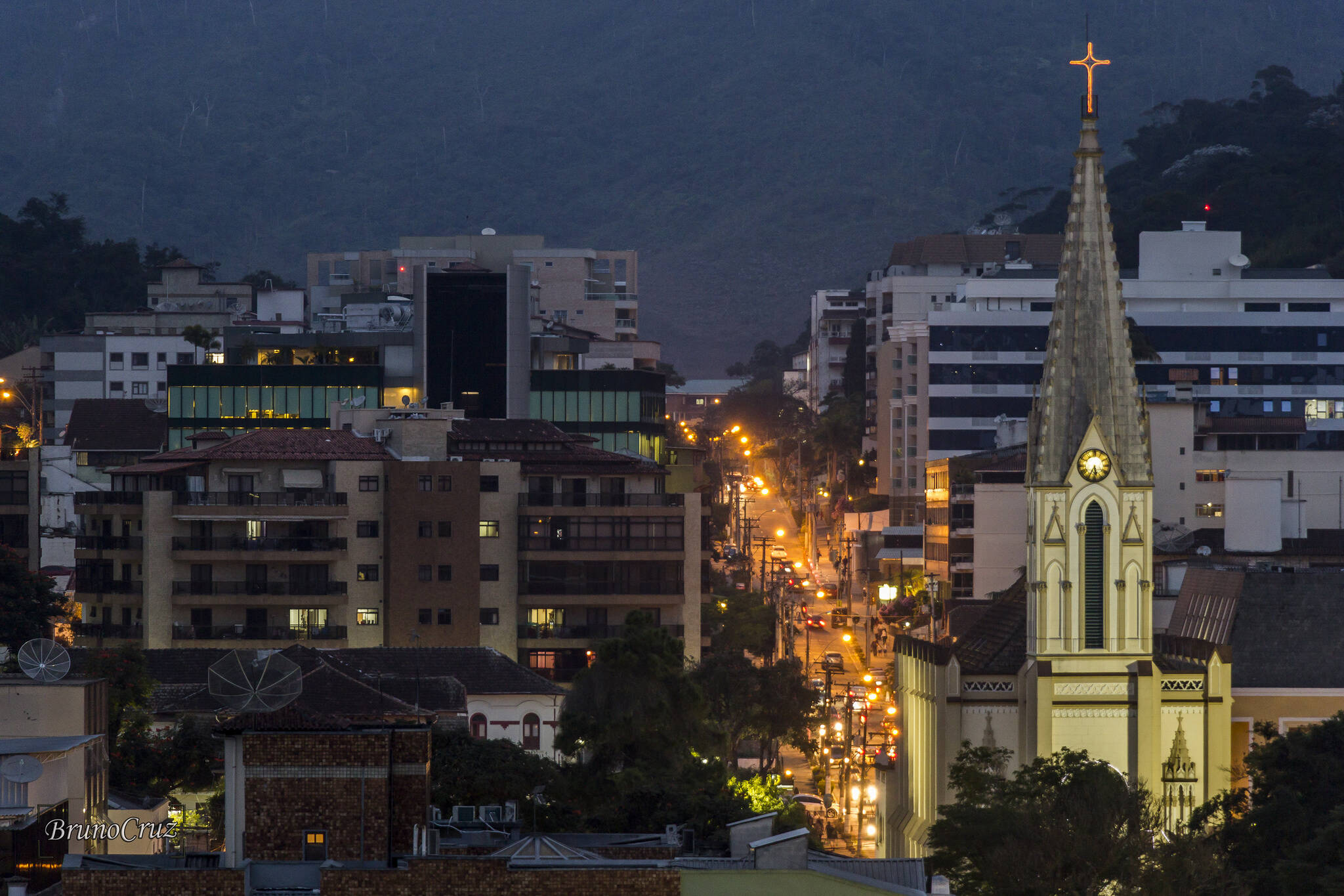 À noite, a Igreja Matriz de Santa Teresa D'Avila fica ainda mais bonita em meio à cidade. Foto: Reprodução/Flickr/Bruno Cruz