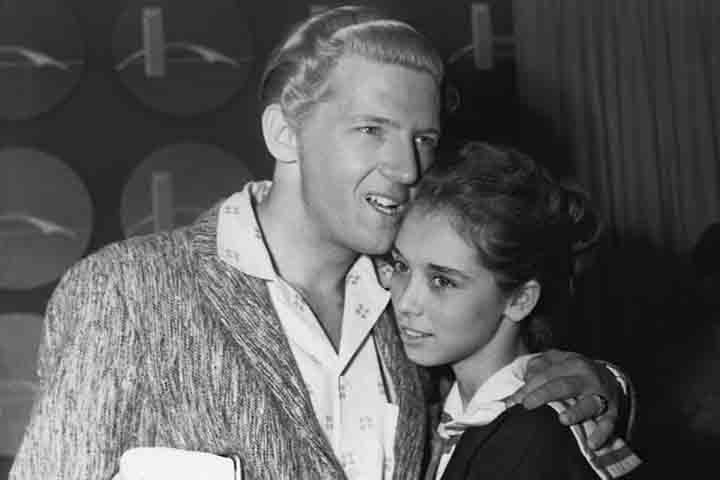 O seu auge, no entanto, foi interrompido de maneira abrupta em 1958. Durante uma turnê no Reino Unido, a imprensa descobriu que Lewis havia se casado com Myra Gale Brown, sua prima de segundo grau, que tinha apenas 13 anos. 
 Reprodução: Flipar