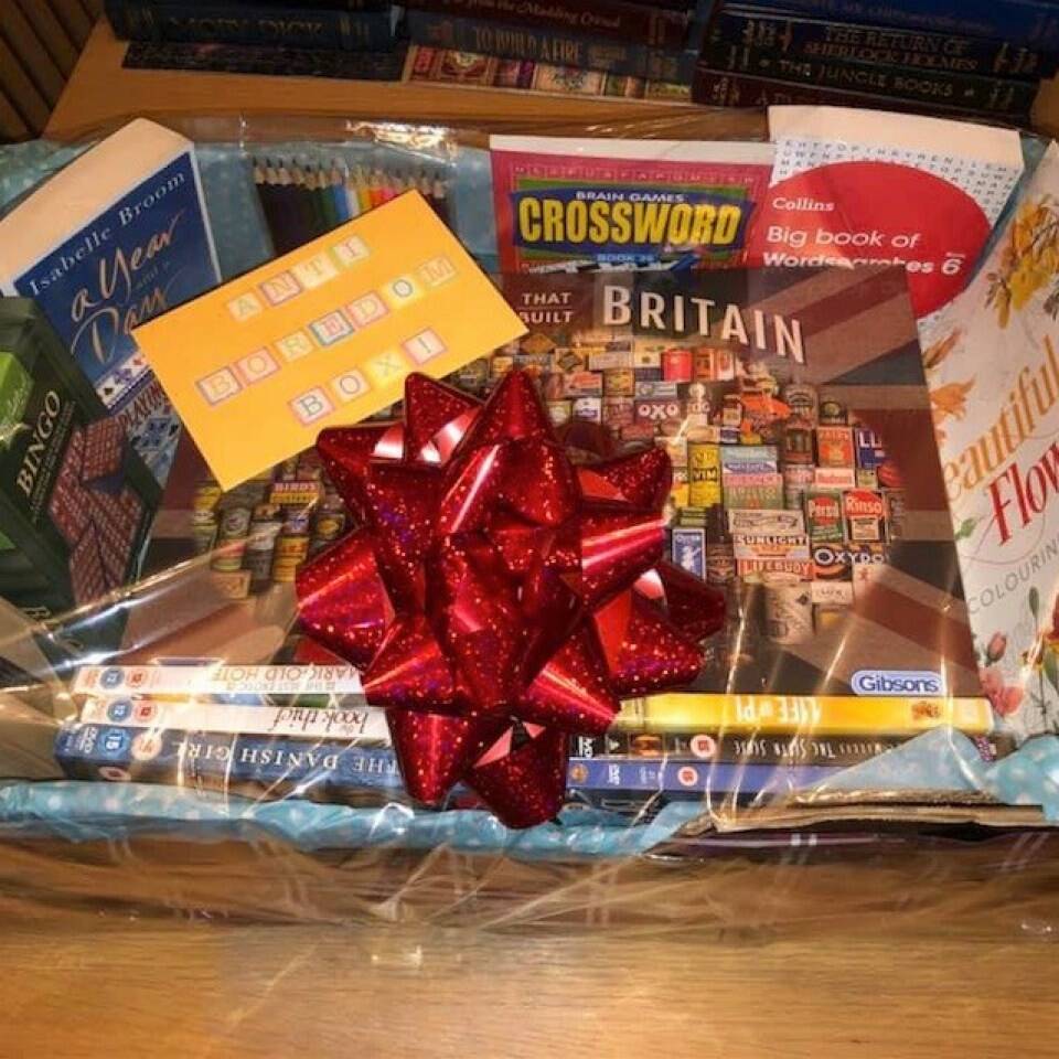 A caixa toda embalada como presente, ajuda os idosos a se manterem distraídos. Foto: Facebook