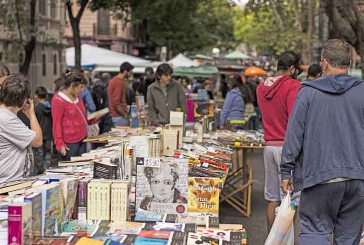 A feira Tristán Narvaja tem mais de 100 anos de história e é considerada uma das maiores da América do Sul. Acontece todos os domingos na rua de mesmo nome. Tristán Narvaja, no bairro Cordón de Montevidéu, Uruguai. Reprodução: Flipar