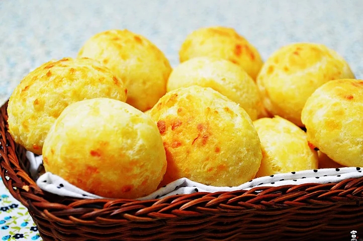 No Dia Mundial do Pão - 16 de outubro - vamos relembrar uma avaliação realizada pelo site TasteAtlas, famoso por elaborar rankings culinários com a ajuda dos usuários. O portal elegeu o tradicional pão de queijo brasileiro como o segundo melhor pão do mundo. Reprodução: Flipar