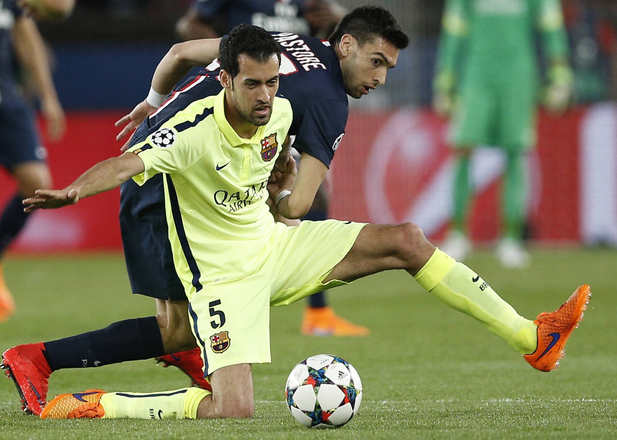 Sergio Busquets, do Barcelona, e Javier Pastore, do PSG, em jogo da Liga dos Campeões AP Photo/Christophe Ena