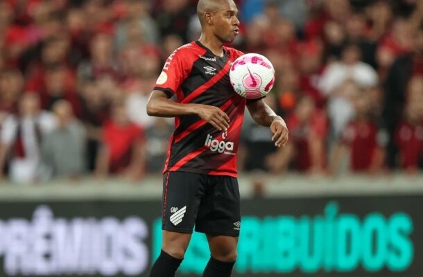 FERNANDINHO - Deu o passe para o gol de Erick, mas falhou no tento de De pena. No mais, a qualidade técnica e o bom posicionamento na marcação. NOTA 6,5. Foto: José Tramontin/athletico.com.br