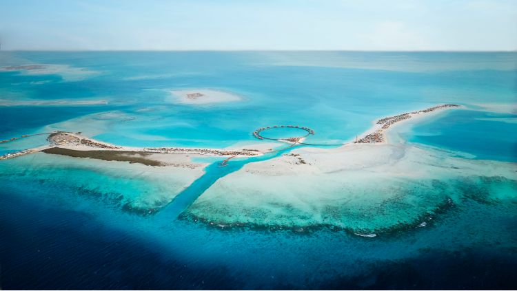 O resort é localizado em um arquipélago com mais de 90 ilhas  intocadas, na região do Mar Vermelho Nujuma/Ritz-Carlton Reserve