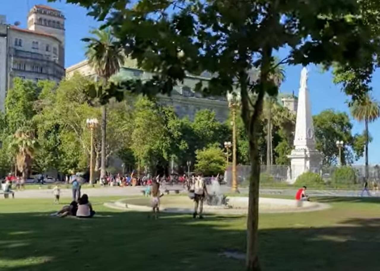 Plaza de Mayo - Fundada em 1580, a Plaza de Mayo é o coração político de Buenos Aires. Cercada por edifícios históricos como a Casa Rosada e a Catedral Metropolitana, foi palco de muitos eventos importantes, como a Revolução de Maio de 1810. Reprodução: Flipar