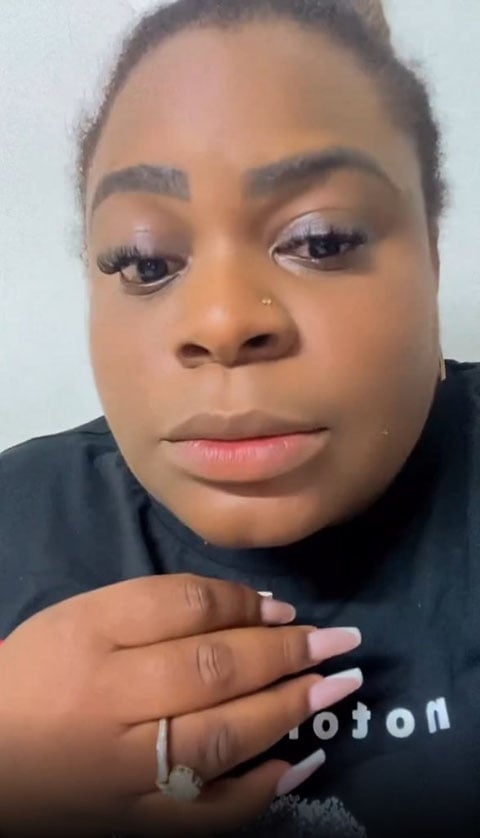 Jojo também compartilhou que tomou medidas legais para remover o nome de sua mãe biológica de sua certidão de nascimento para garantir que, em caso de morte, sua herança não vá para ela... Reprodução: Flipar