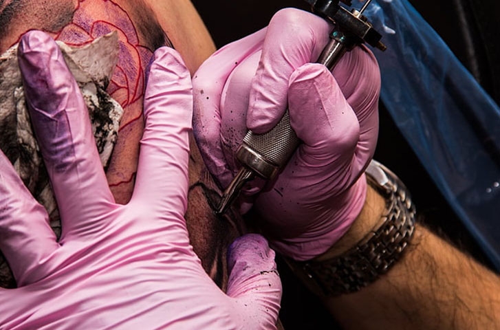 Se em algumas décadas atrás tatuagens eram consideradas tabus pela sociedade, atualmente este processo é considerado uma arte que já faz parte da personalidade de muitas pessoas. Reprodução: Flipar
