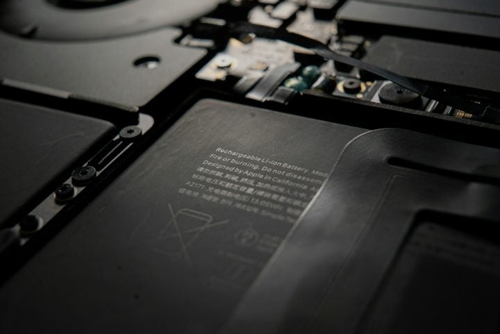 Para isso, ele utilizou mais de mil baterias recicladas de notebooks combinadas com painéis solares. Reprodução: Flipar