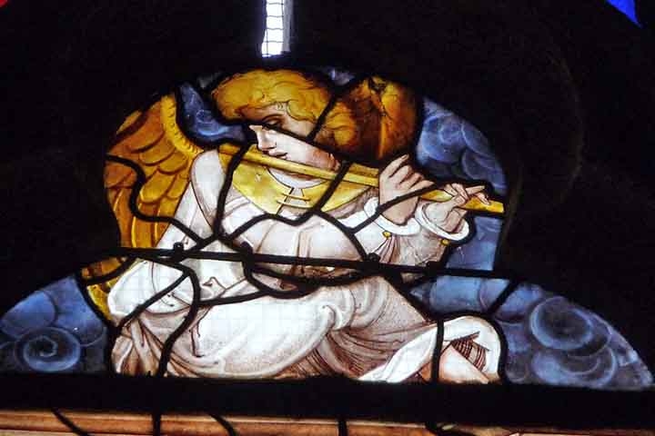 A flauta é associada à suavidade e pureza, representando a voz do espírito. Na tradição bíblica, é mencionada em celebrações e momentos de alegria (Gênesis 4:21). Anjos tocando flauta simbolizam harmonia e comunicação divina. Reprodução: Flipar