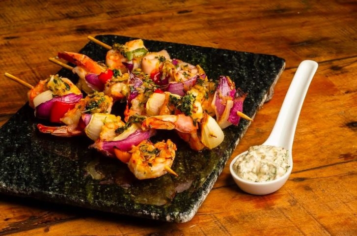 A equipe inclui majoritariamente colaboradores africanos, e a gestão de pessoas foi essencial para refletir os valores do restaurante, que atende cerca de 320 clientes por mês.  Reprodução: Flipar