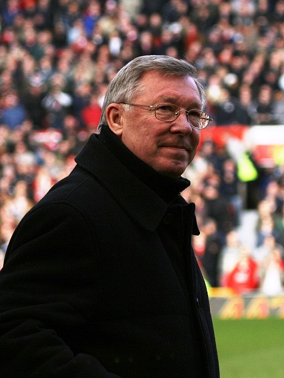 Alex Ferguson: Por falar em lendas do futebol mundial, o treinador multicampeão com o Manchester United, Alex Ferguson, ganhou a condecoração da rainha em 1999. Reprodução: Flipar