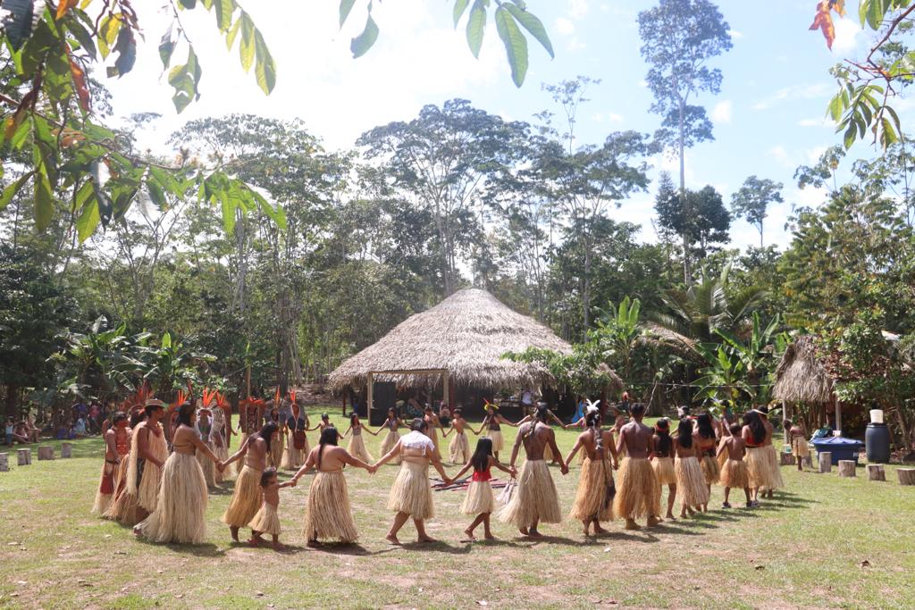 Hilda Guiaro experienciando o etnoturismo na aldeia indígena Shanenawa