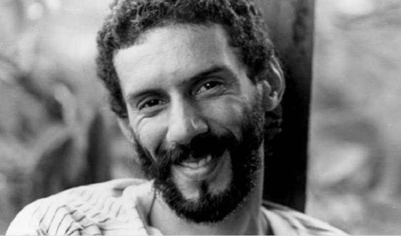 Gonzaguinha - Luiz Gonzaga do Nascimento Júnior nasceu em 22 de setembro de 1945, no Rio de Janeiro, Brasil. Filho de Luiz Gonzaga, destacou-se na MPB com músicas como O Que É, O Que É. Em 29 de abril de 1991, morreu aos 45 anos em um acidente de carro em Paraná, enquanto viajava para um show. Reprodução: Flipar