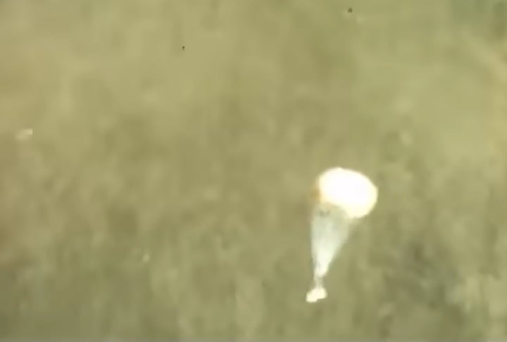 Para isso, foram utilizados paraquedas remanescentes da Segunda Guerra Mundial. Reprodução: Flipar