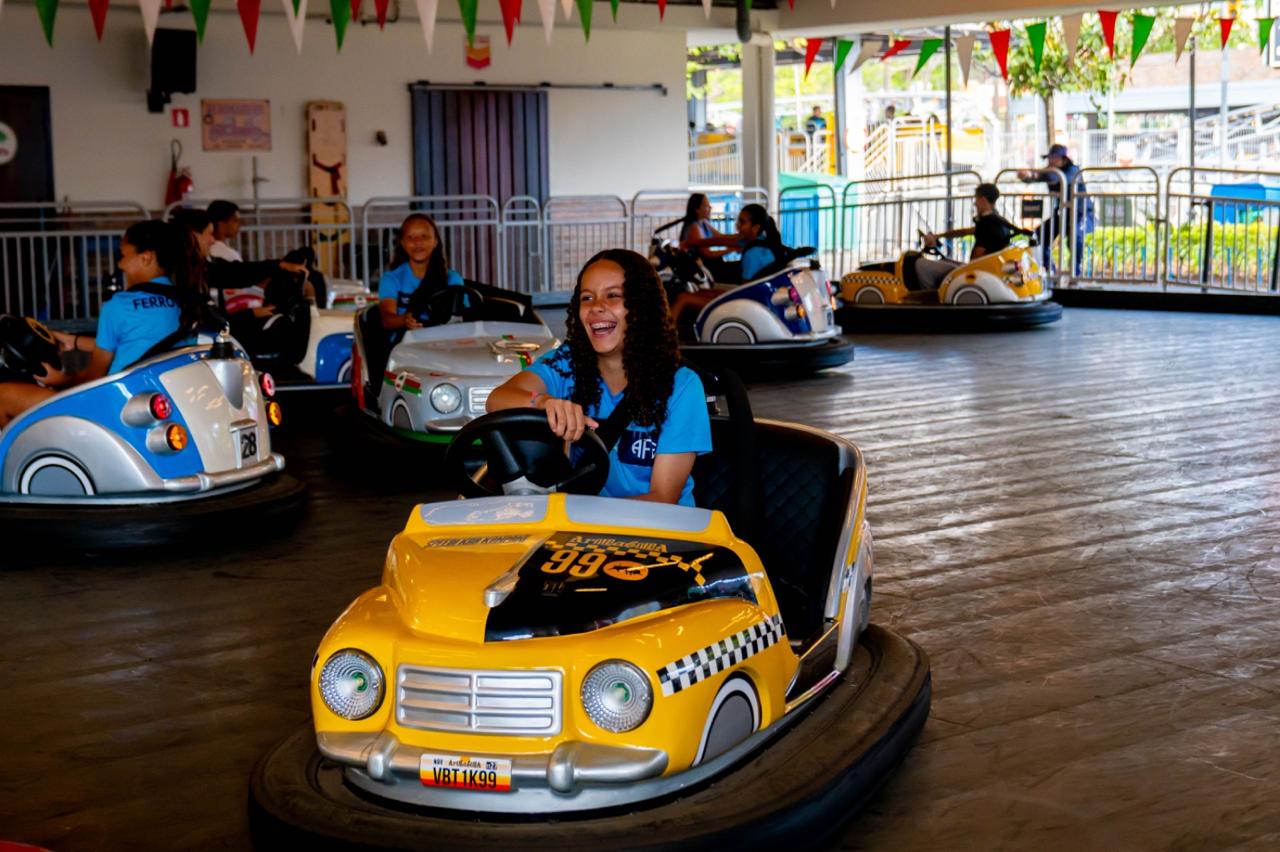 Atletas e comissão técnica da Ferroviária têm dia divertido no Hopi Hari, com direito a anúncio oficial de parceria entre a equipe e o parque. Foto: Divulgação