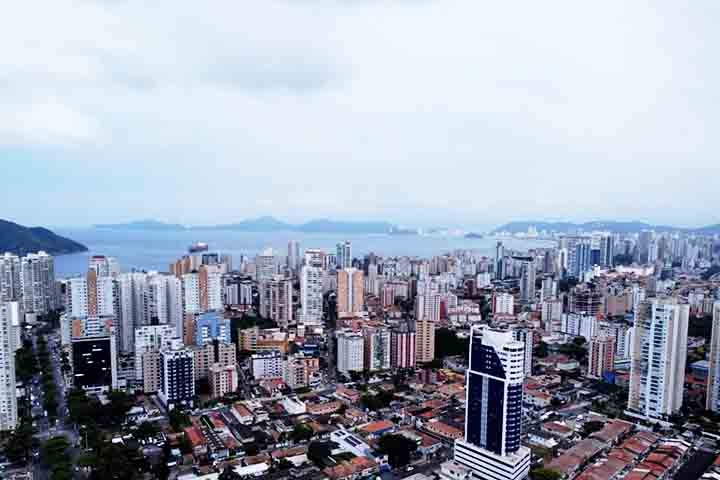 Com pouco mais de 418 mil habitantes, a cidade de Santos foi fundada em 1546 pelo nobre e explorador português Brás Cubas. 
 Reprodução: Flipar