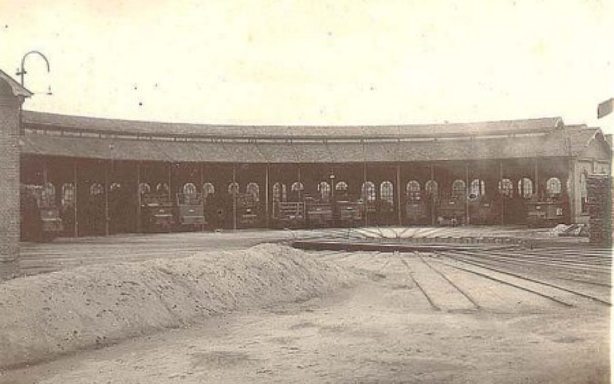 Campinas (SP): A rotunda da Companhia Mogiana foi inaugurada em 1903 e funcionava com linhas de bitola métrica. Localizada no pátio ferroviário de Campinas, chegou a operar junto com outra rotunda da Companhia Paulista.  Hoje, o prédio permanece abandonado, sem uso pela concessionária atual. Fotografias de 1910 e 1967 mostram a estrutura em plena atividade, contrastando com imagens recentes que registram deterioração.  Curiosamente, a cidade contou com duas rotundas no mesmo pátio, mas apenas a da Mogiana resistiu ao tempo, mesmo sem manutenção.. Foto: Reprodução/Estações Ferroviárias do Brasil