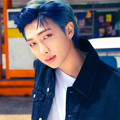 Kim Nam-joon, conhecido como RM, é o líder do BTS e um rapper respeitado. Ele é reconhecido por suas letras profundas e intelectuais, além de sua habilidade de liderança. RM é uma das vozes mais importantes no cenário do K-Pop. Reprodução: Flipar