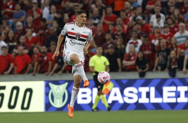 PABLO MAIA - Discreto no apoio. Na marcação, perdeu duas bolas muito próximas de sua área de defesa. Cresceu muito no segundo tempo. NOTA 6,5 - Foto:  Rubens Chiri/Saopaulofc.net