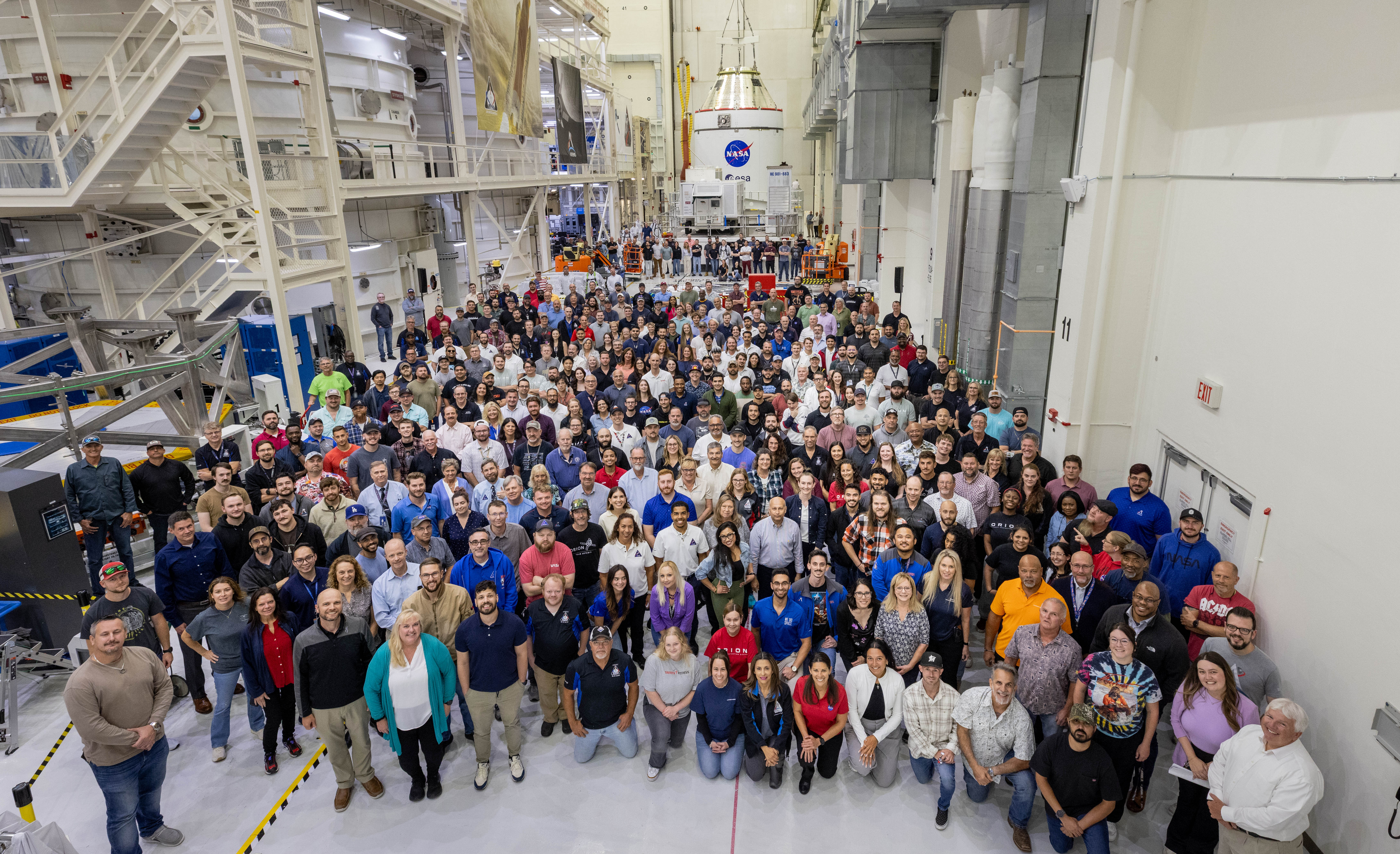 Equipes da NASA e da Lockheed Martin posam com a nave Orion da Artemis II, antes do transporte para a etapa final de preparação pré-lançamento no Kennedy Space Center.. Foto: NASA/Cory S Huston