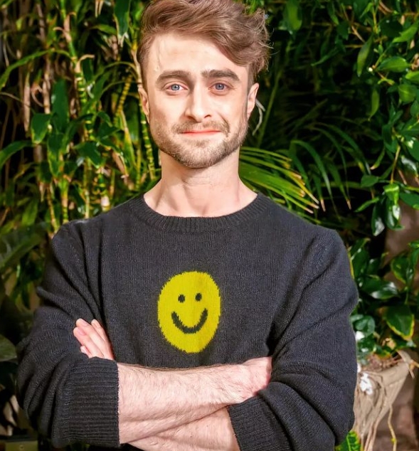 Daniel Radcliffe - O ator britânico - que cresceu no cinema como Harry Potter e segue uma carreira prolífica - foi criado numa família de judeus e cristãos. Ressalta que respeita os religiosos, mas é ateu e se sente bem assim.  Reprodução: Flipar