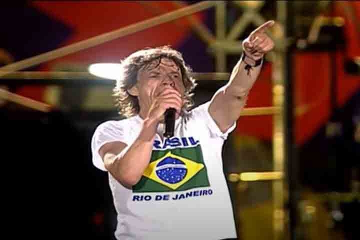 Mick Jagger, Keith Richards e companhia levaram o público de Copacabana ao delírio com clássicos como “Start me up”, “Brown sugar” e “Satisfaction”. Cerca de 1,5 milhão de pessoas estiveram na praia, em 2006, que tinha uma passarela ligada ao Copacabana Palace, onde os astros se hospedaram. Reprodução: Flipar