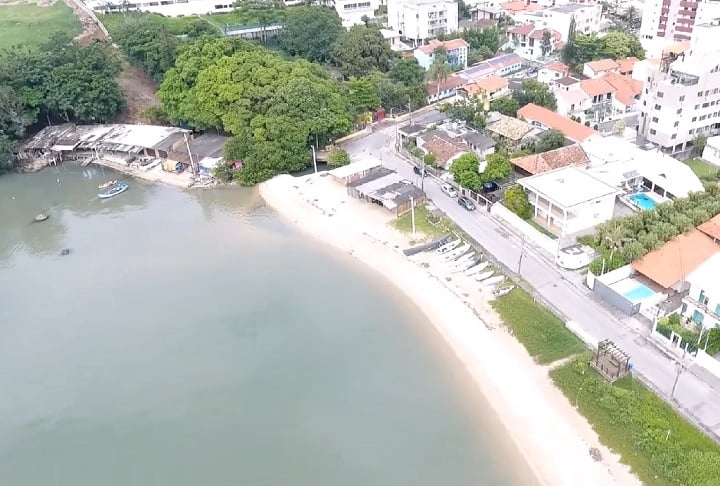 3º) Praia do Rizzo (Florianópolis, SC | 78 microplásticos/m²) - Localizada no bairro de Coqueiros, na parte continental de Florianópolis, é uma pequena enseada de aproximadamente 290 metros de extensão, com areia clara e águas calmas.

 Reprodução: Flipar