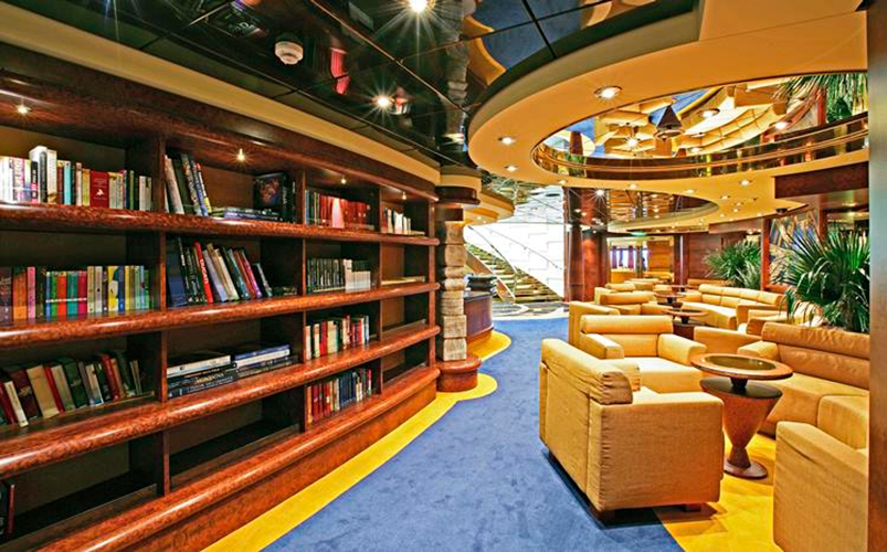 Há também biblioteca com várias opções de livros, num ambiente calmo, silencioso e acolhedor. 