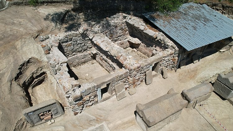 Tamanho de tumbas varia e são organizadas por corredores History Content / Reprodução