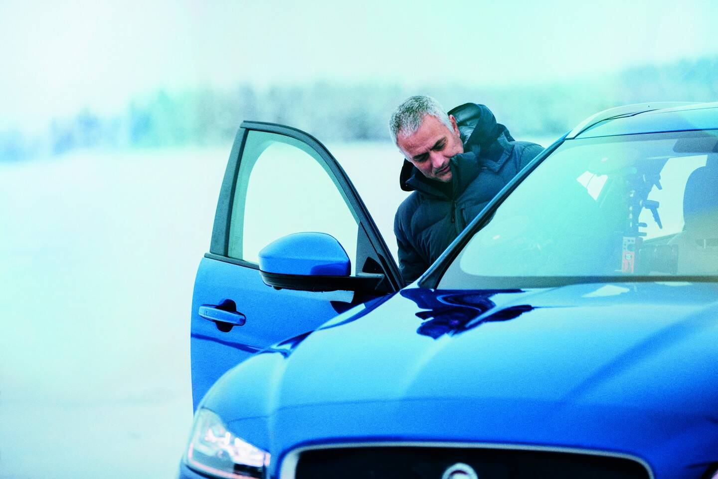 José Mourinho entra no Jaguar F-Pace. Foto: Divulgação