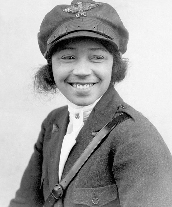 Ela sonhava em abrir uma escola de aviação para afro-americanos, mas infelizmente, seu sonho foi interrompido de forma trágica. Em 1926, Bessie morreu em um acidente aéreo durante um ensaio para uma apresentação. Reprodução: Flipar