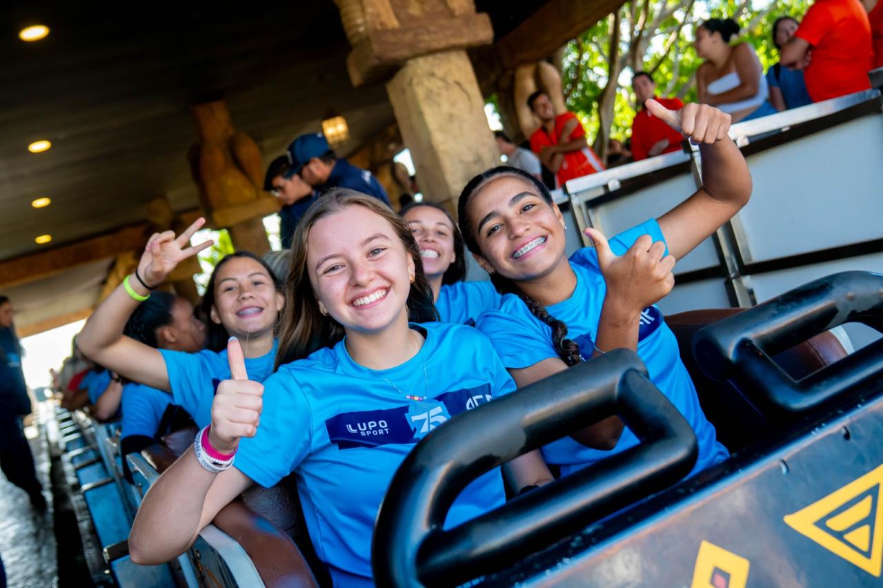 Atletas e comissão técnica da Ferroviária têm dia divertido no Hopi Hari, com direito a anúncio oficial de parceria entre a equipe e o parque. Foto: Divulgação
