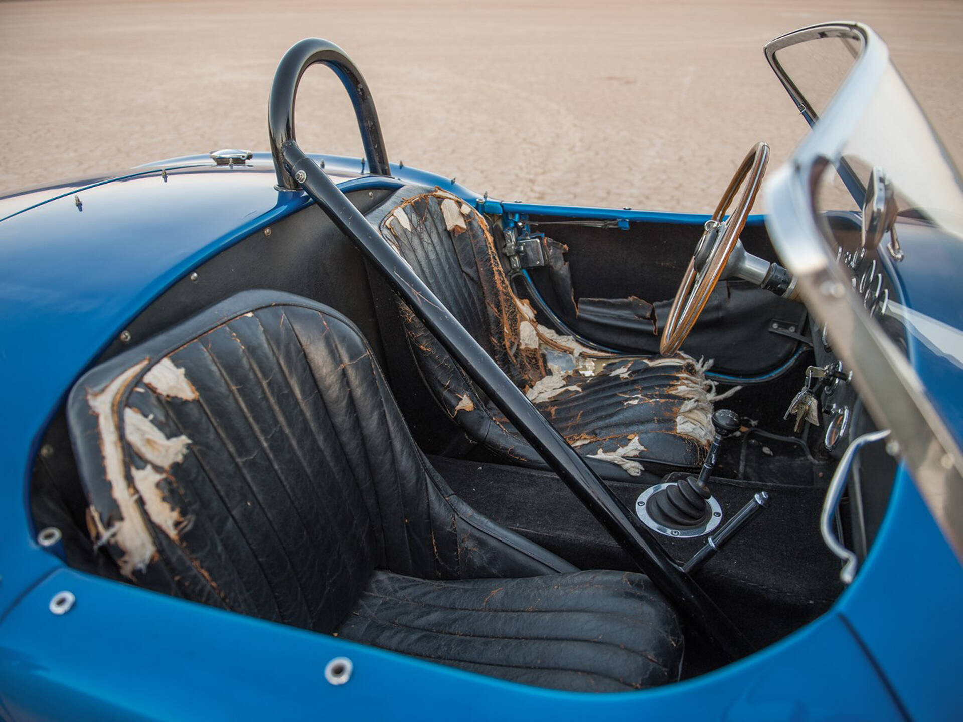 O primeiro Shelby Cobra, construído pelo próprio Carroll Shelby em 1962, quando colocou o motor 4.3 V8 da Ford dentro do pequeno AC Ace.. Foto: Divulgação/RM Auctions