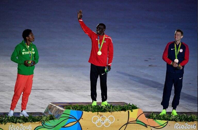 Eliud Kipchoge (Quênia), Feyisa Lilesa (Etiópia), Galen Rupp (EUA) receberam medalha pela maratona masculina na cerimônia de encerramento. Foto: Reprodução/Twitter