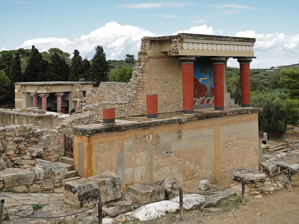 Os vestígios dessa civilização podem ser encontrados em diversos sítios arqueológicos espalhados pela ilha, como o Palácio de Cnossos, em Heraclião, a capital de Creta. Reprodução: Flipar